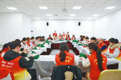 <b>的女性市平易近奉上鲜花取节日祝愿</b>