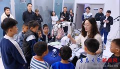 孩子们近距离不雅摩机械臂矫捷精准使命